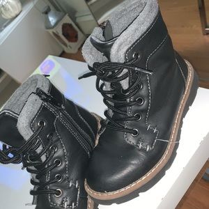 Boy boots